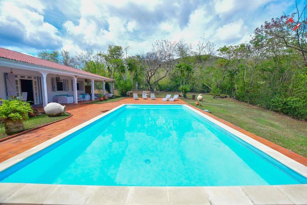 Bazén v ubytování AGREABLE VILLA DU DIAMANT nebo v jeho okolí