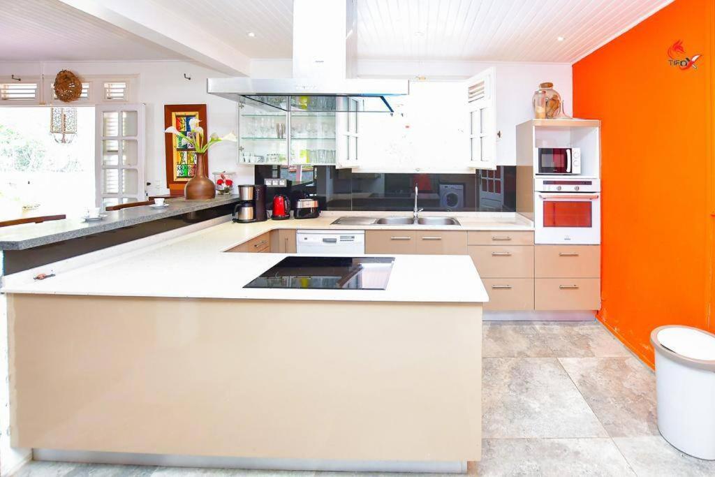 Kuchyň nebo kuchyňský kout v ubytování AGREABLE VILLA DU DIAMANT