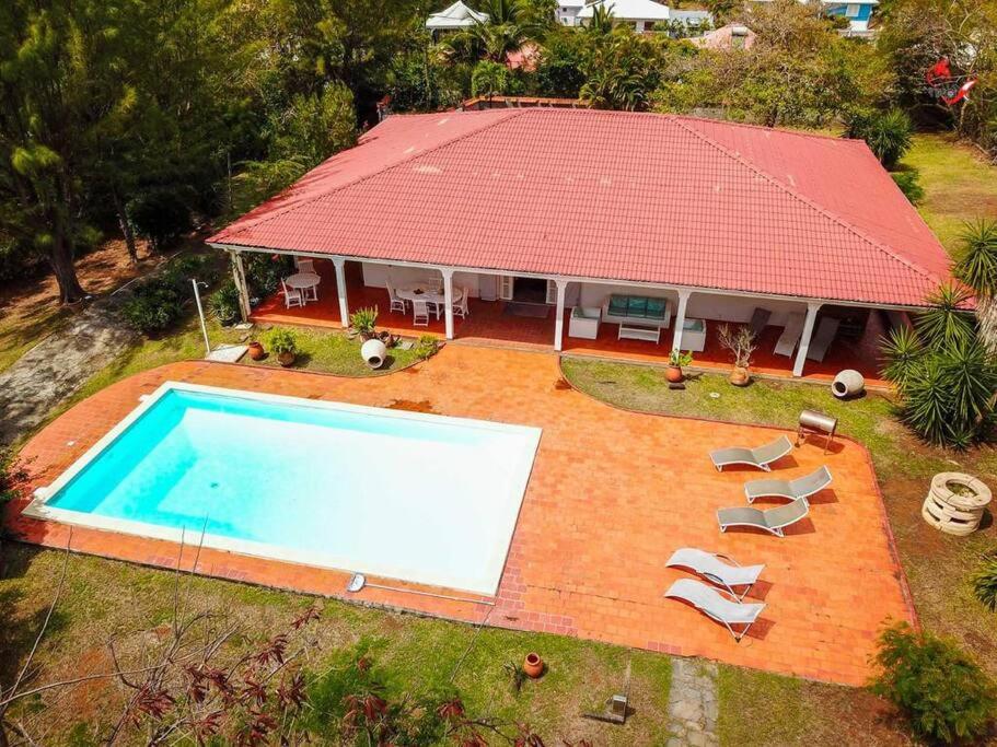Bazén v ubytování AGREABLE VILLA DU DIAMANT nebo v jeho okolí
