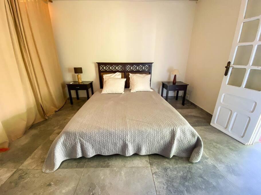 Postel nebo postele na pokoji v ubytování AGREABLE VILLA DU DIAMANT