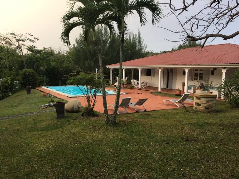 Bazén v ubytování AGREABLE VILLA DU DIAMANT nebo v jeho okolí
