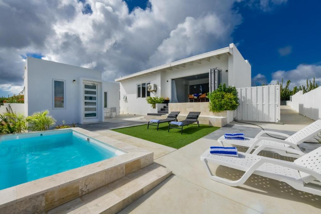 Villa con piscina y tumbonas en A Serene Retreat with Modern Amenities en Santa Cruz