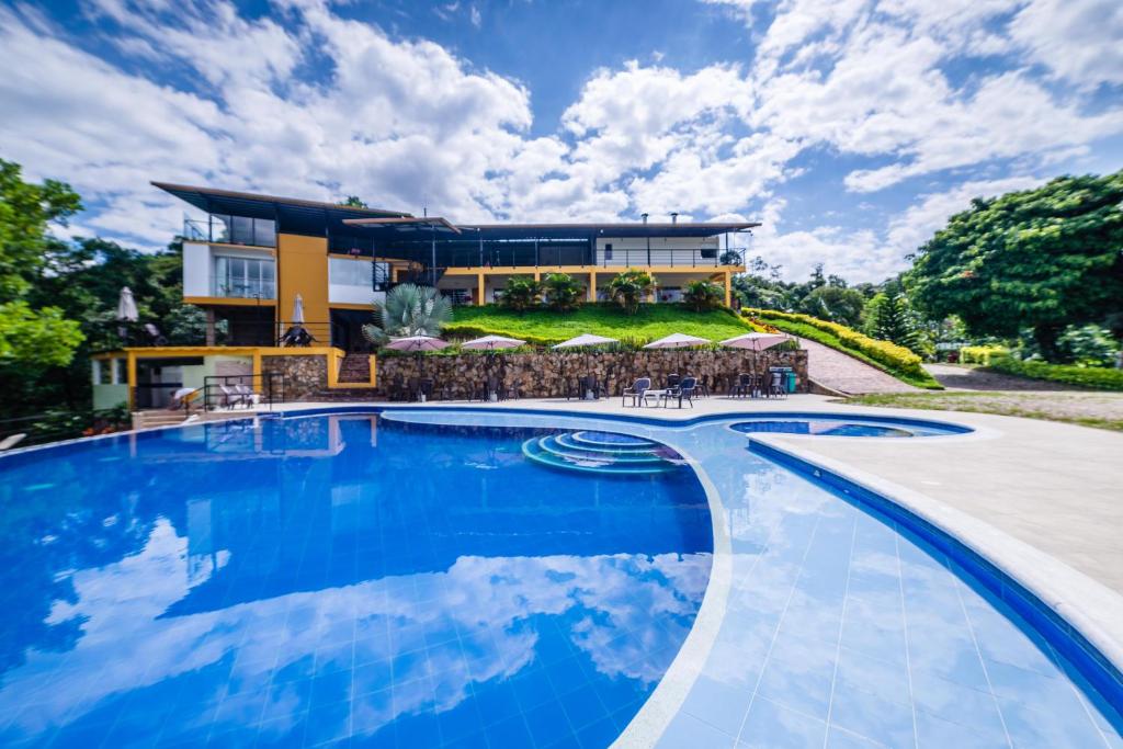 ein Pool vor einem Haus in der Unterkunft Tambo Eco Hotel in La Vega