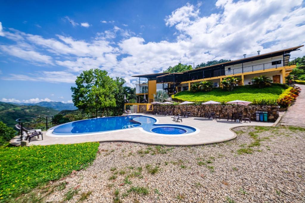 Bazén v ubytování Tambo Eco Hotel nebo v jeho okolí