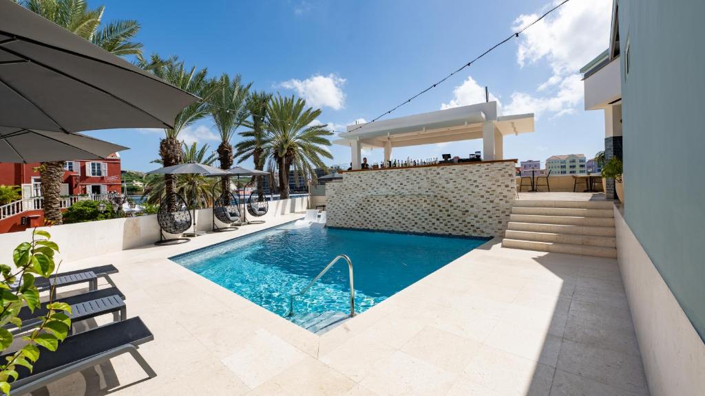 una piscina en el patio trasero de una casa en Harbor Hotel & Casino Curacao, en Willemstad