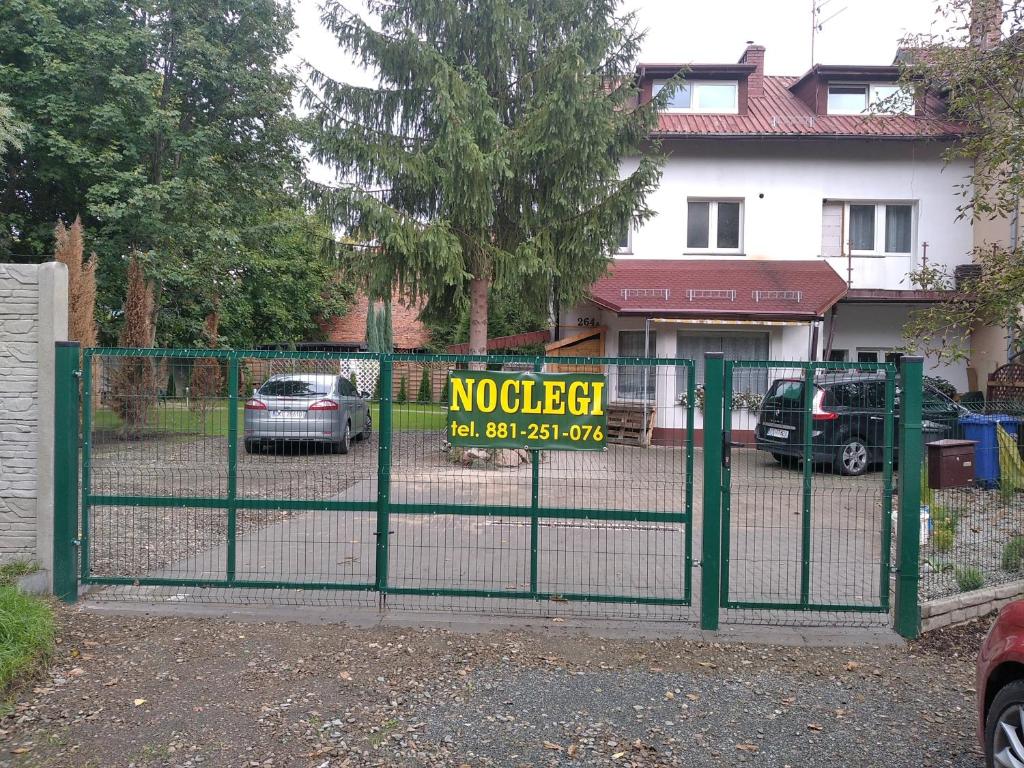 una recinzione verde senza un segno di deposito di Noclegi u Sylwii przy Termach w Cieplicach a Jelenia Góra