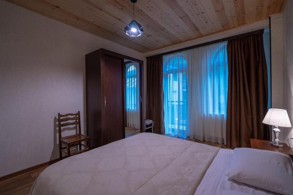 Postel nebo postele na pokoji v ubytování Hotel David Zhorzholiani