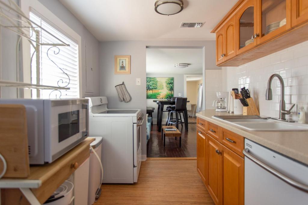 Η κουζίνα ή μικρή κουζίνα στο Cozy 2 Bedroom Home Minutes from Beach & Bars