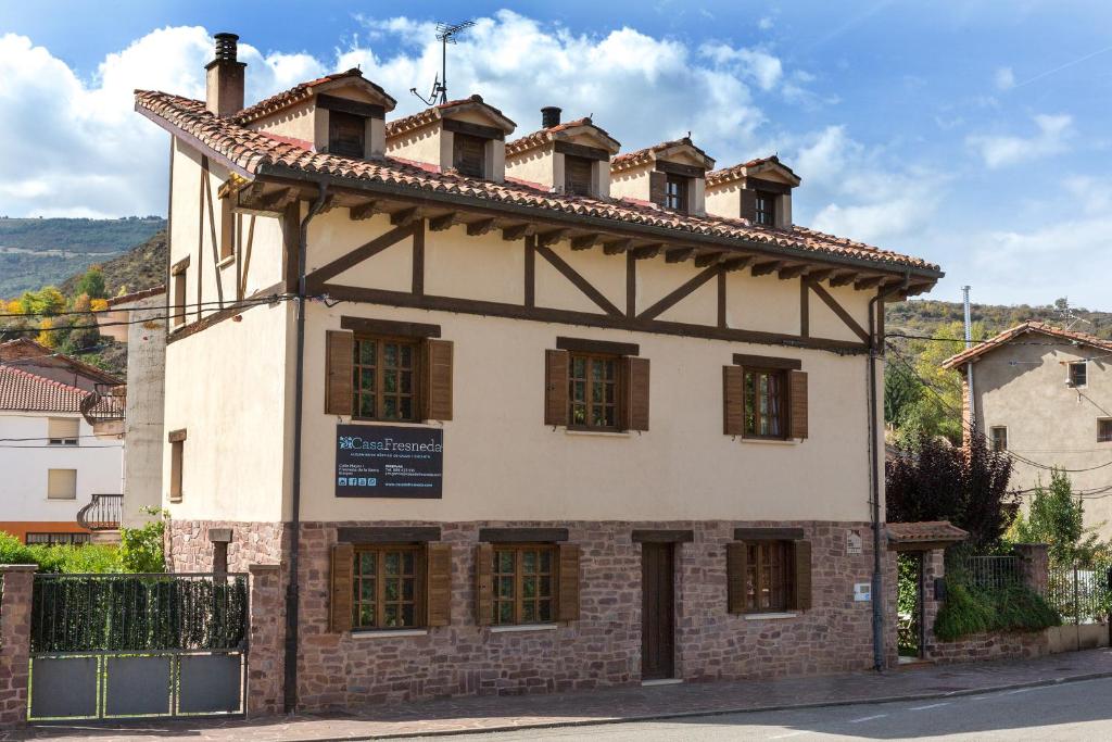 un edificio antiguo con techo y ventanas en Casa Fresneda, en Fresneda de la Sierra Tirón