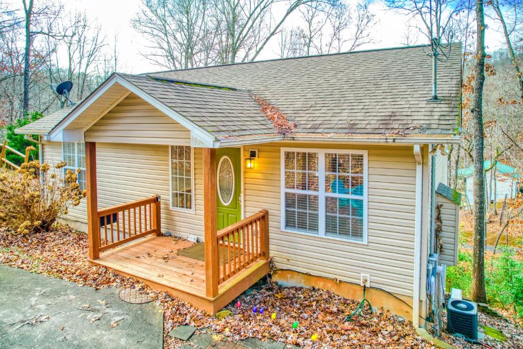 ein kleines Haus mit einer Veranda und einer Terrasse in der Unterkunft Trimont Mountain Cottage in Franklin