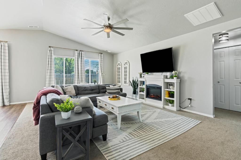 a living room with a couch and a tv at Spacious Cool Springs! Central Nampa 3 Bed in Nampa