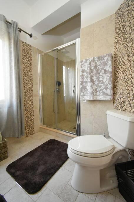 Kúpeľňa v ubytovaní Vlihadia Bay Luxury Villa