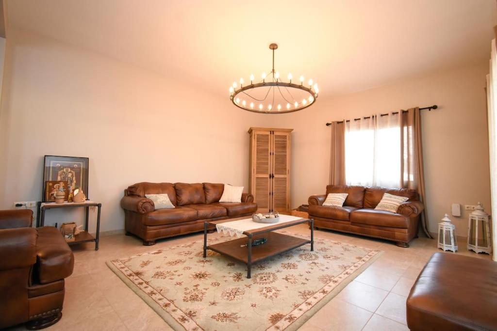 Posedenie v ubytovaní Vlihadia Bay Luxury Villa