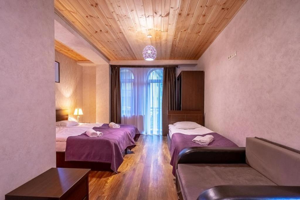 Postel nebo postele na pokoji v ubytování Hotel David Zhorzholiani