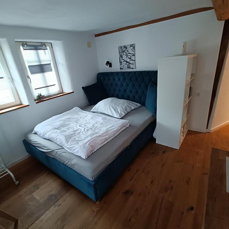 Postel nebo postele na pokoji v ubytování Apartments & möblierte Zimmer in Kahl am Main, kontaktloser Self Check-in, W-Lan, Schreibtisch, Duschbad, Küchenzeile, PKW-Plätze