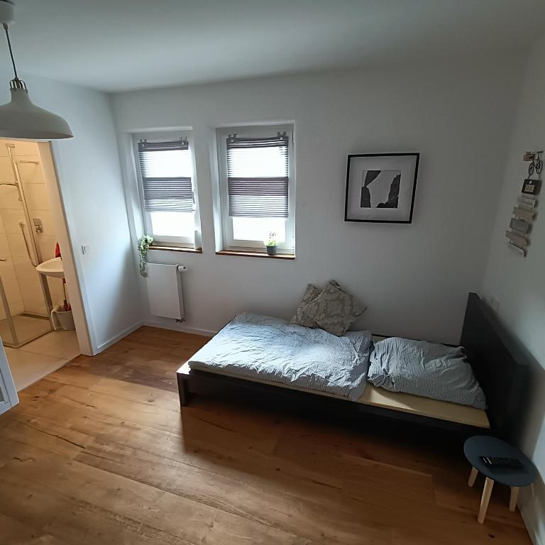 Postel nebo postele na pokoji v ubytování Apartments & möblierte Zimmer in Kahl am Main, kontaktloser Self Check-in, W-Lan, Schreibtisch, Duschbad, Küchenzeile, PKW-Plätze