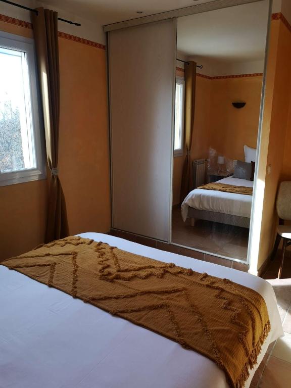 Postel nebo postele na pokoji v ubytování Chez TATA