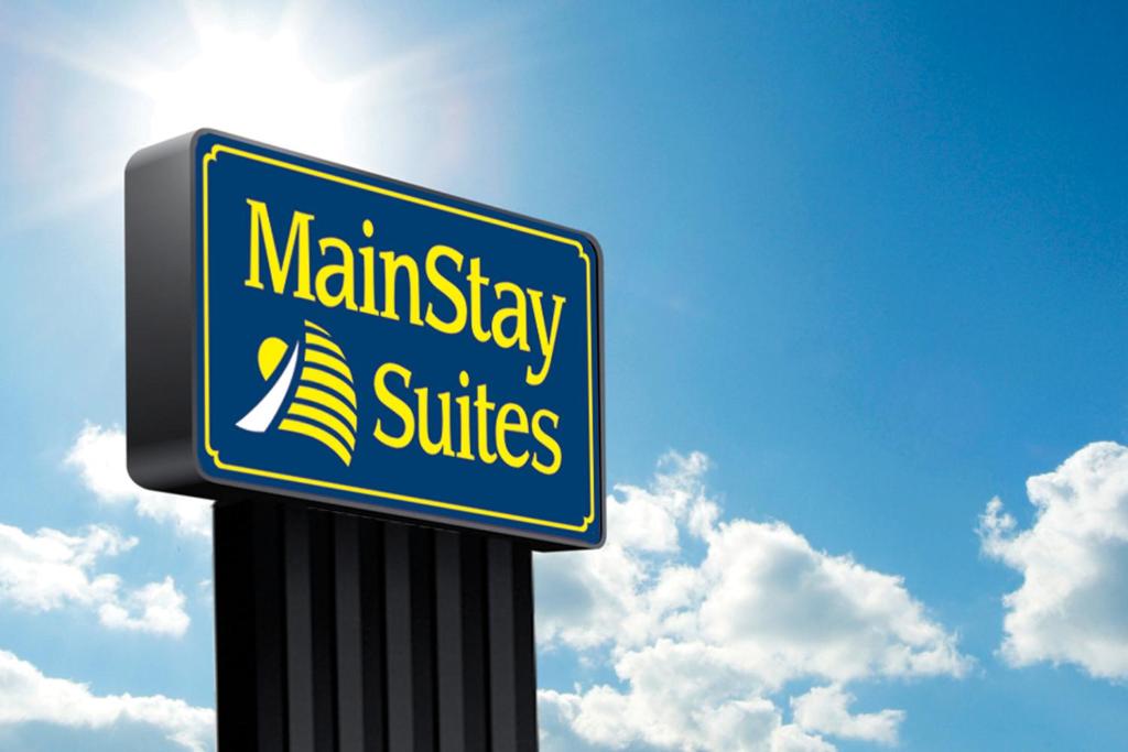 una señal para una tienda de sustitutos de Maxshaw en una nube en MainStay Suites Ozona I-10, en Ozona