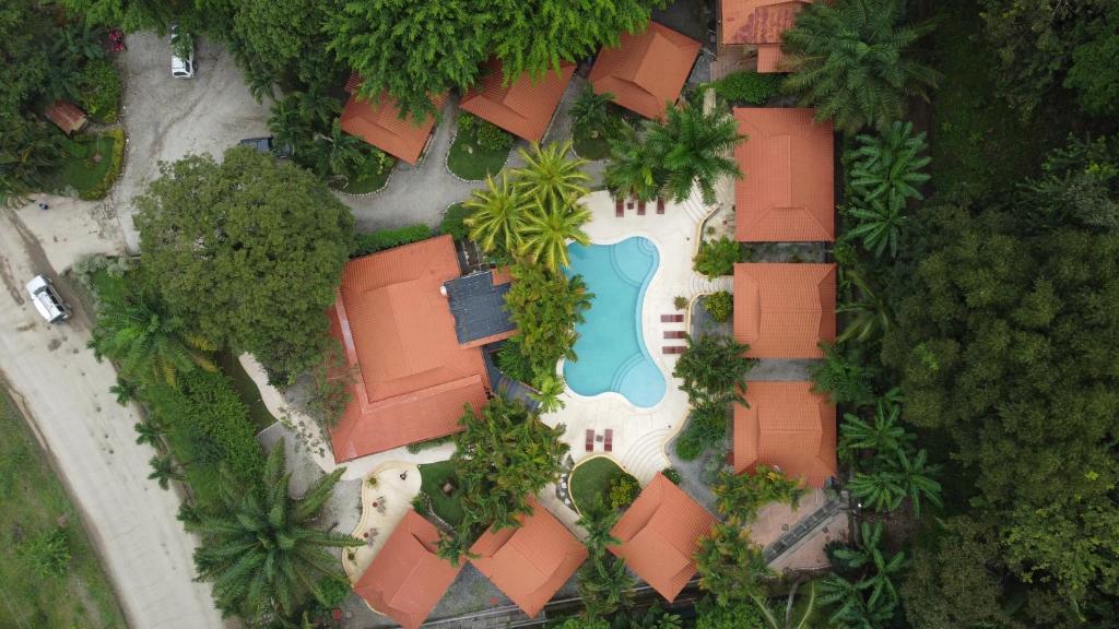 an aerial view of a resort with a swimming pool at Hotel Ritmo Tropical - Pool and Breakfast in Santa Teresa Beach