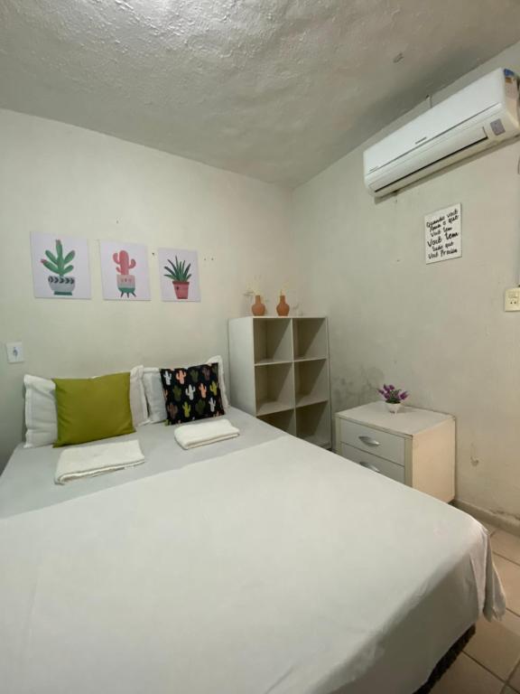 Tempat tidur dalam kamar di Pousada E Hostel Pernambucana