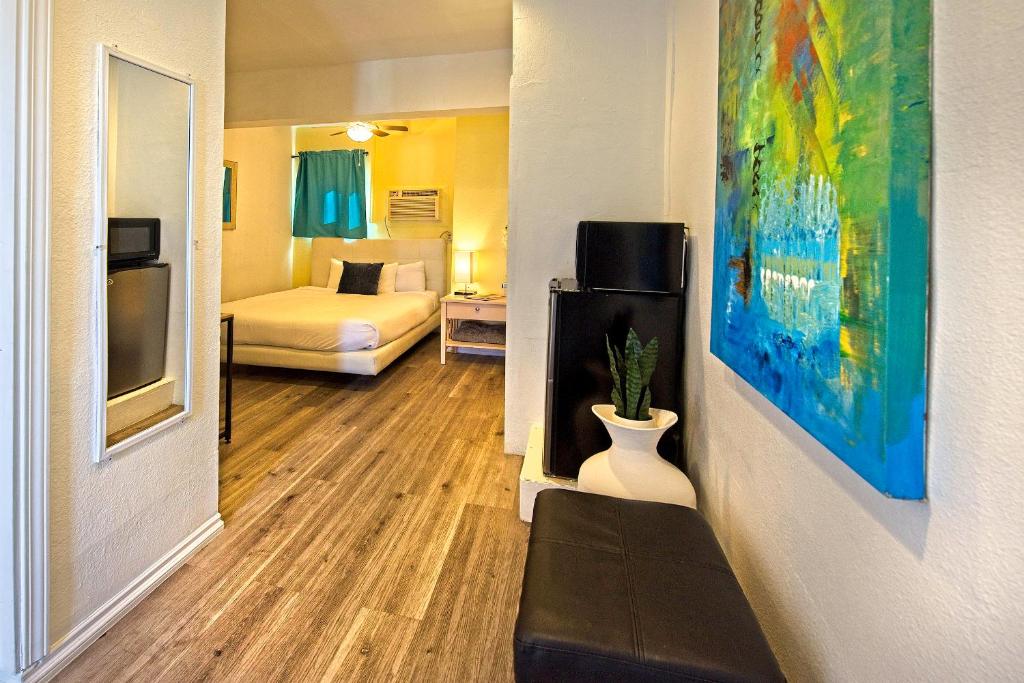 Postel nebo postele na pokoji v ubytování Inn at Palm Springs