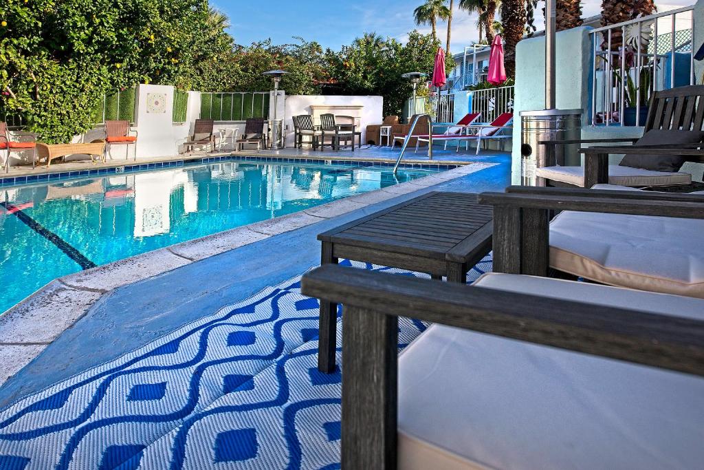 Bazén v ubytování Inn at Palm Springs nebo v jeho okolí