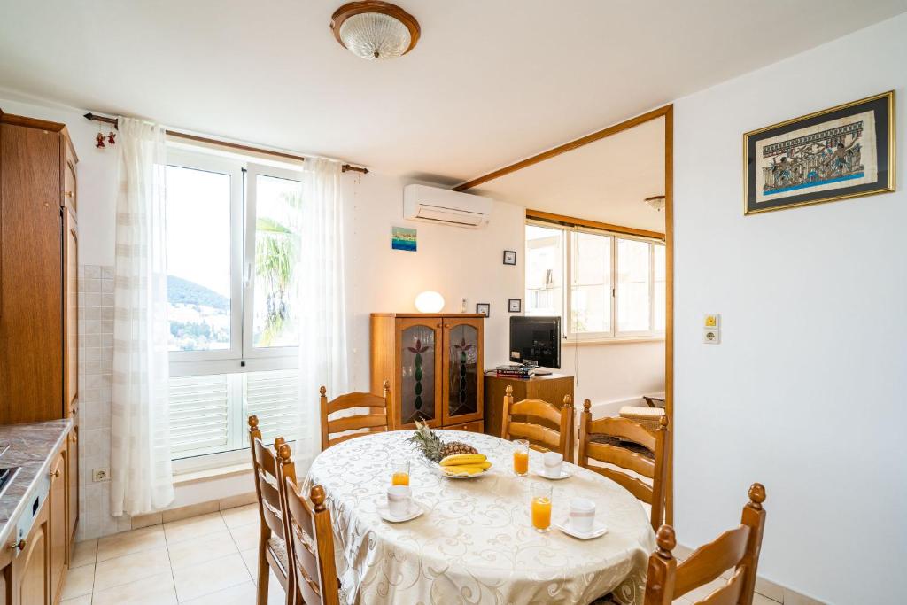 a kitchen and dining room with a table and chairs at SPACIOUS THREE BEDROOM APARTMENT in Dubrovnik