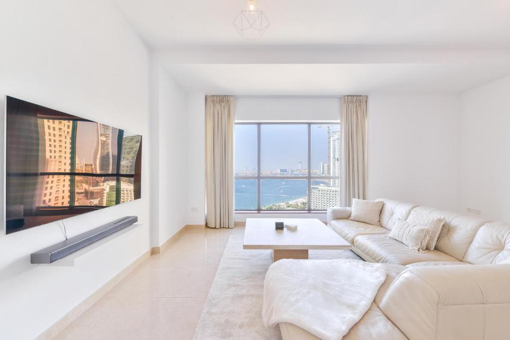 TV a/nebo společenská místnost v ubytování Deluxe Retreat In JBR - Million Dollar View - Balcony