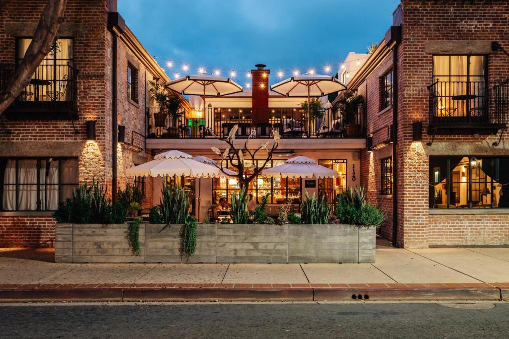 un edificio con sombrillas frente a un restaurante en Granada Hotel & Bistro en San Luis Obispo