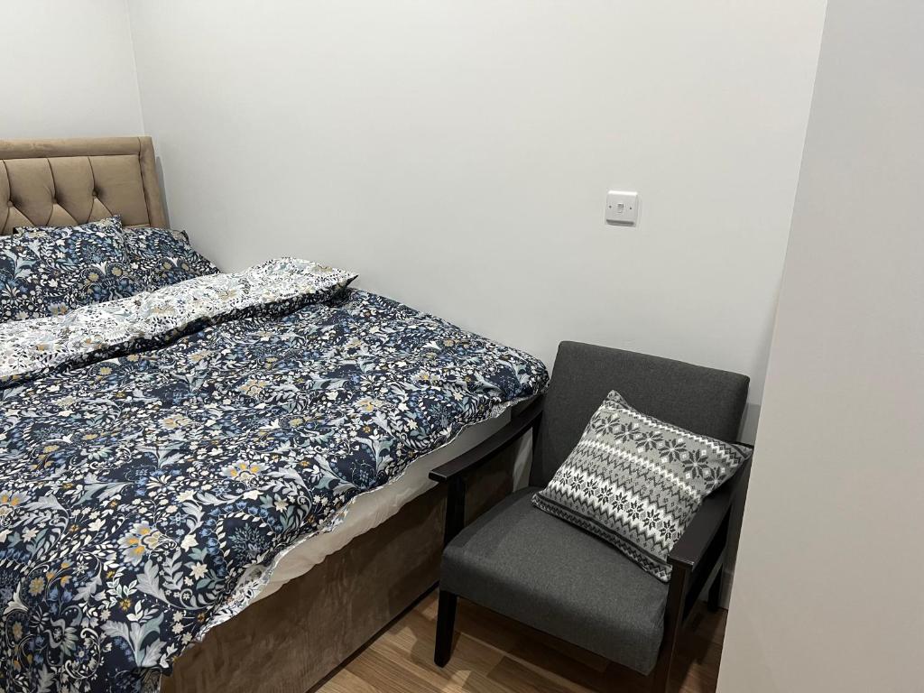 Un pat sau paturi într-o cameră la JJ Serviced Apartment - Close to Tube Station & Near Central London & Wembley