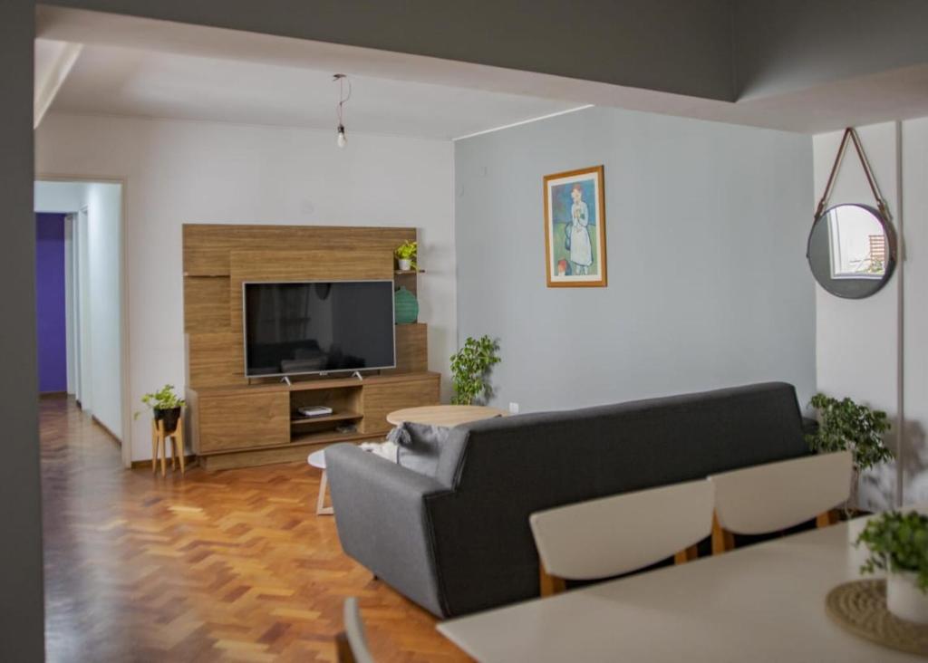 sala de estar con sofá y TV de pantalla plana en DEPA DE MAGDA en San Juan