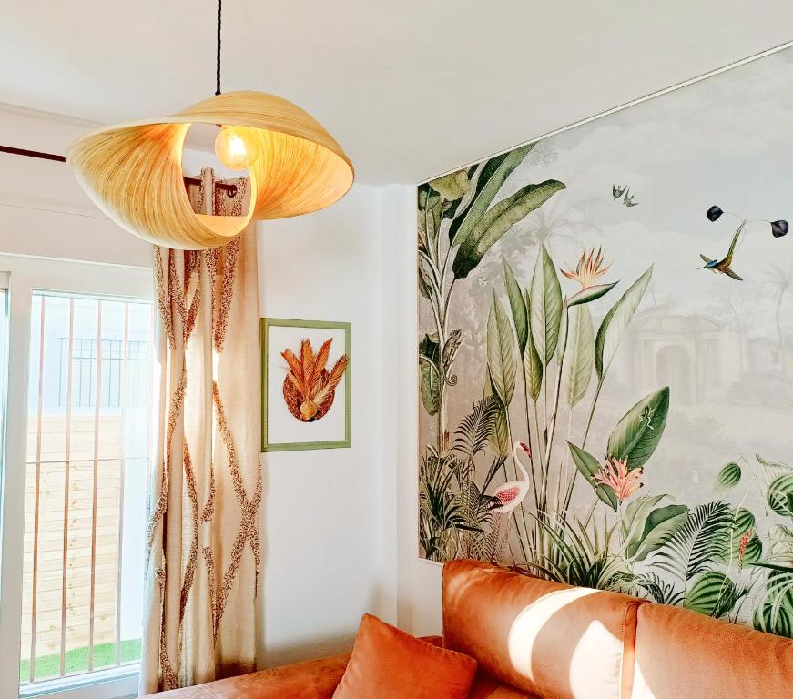 salon z kanapą i obrazem na ścianie w obiekcie Casa Bakara Zahara beach w mieście Zahara de los Atunes