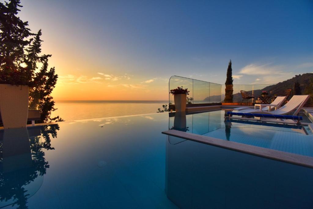 Bazén v ubytování Casa Tramonto Beach View Agios Gordios Corfu nebo v jeho okolí