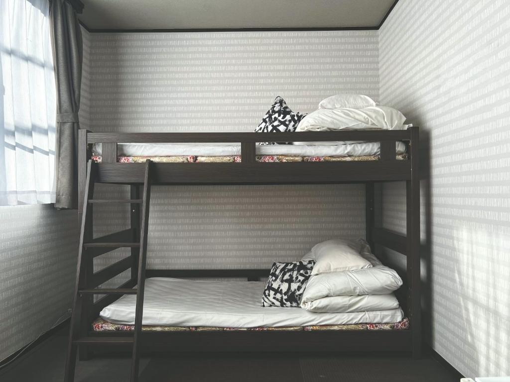 SAMURISE 81INN - Vacation STAY 60981v في Azagawa: سريرين بطابقين في غرفة مع سلم