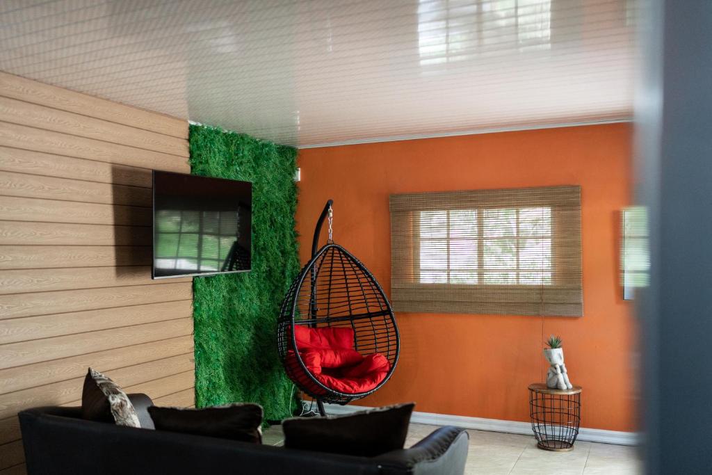 un soggiorno con parete rossa e verde di Apartment 107 a Scarborough