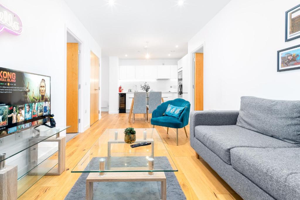 Image showcasing Aqua-Themed 2 Bedroom Cosy Apartment - City Centre, Birmingham ...