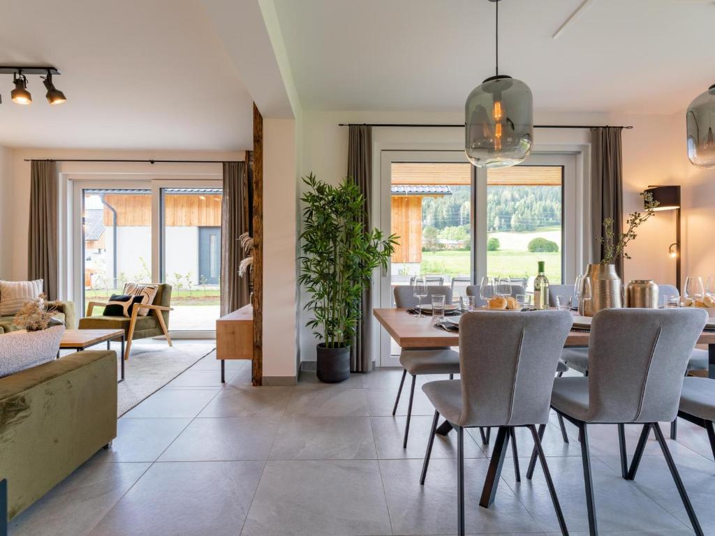 a dining room with a table and chairs at Mountain Chalet An der Mur in Sankt Lorenzen ob Murau