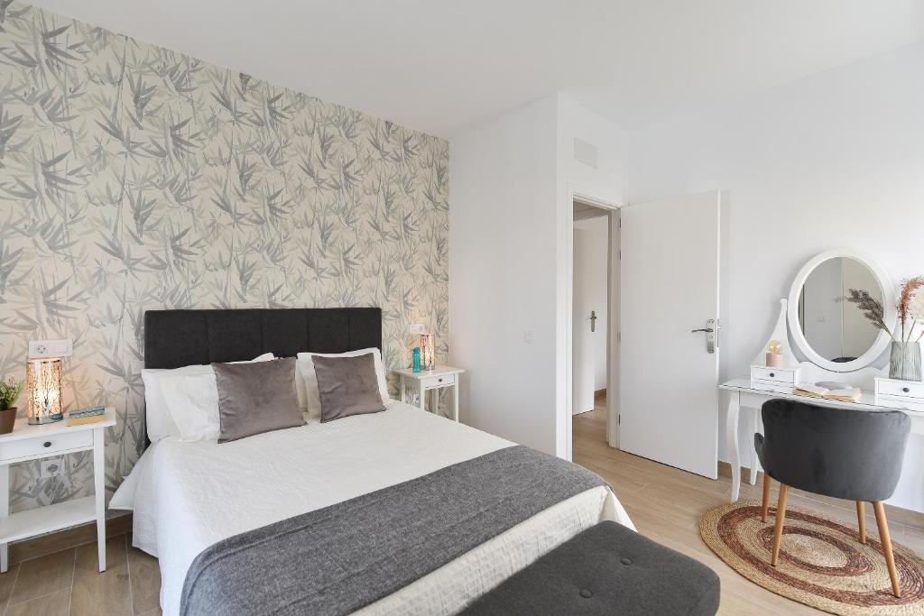 a bedroom with a bed and a wall at Apartamento Starlight La Aldea I in San Nicolás