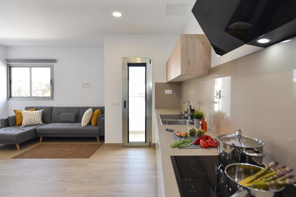 a kitchen and living room with a couch at Apartamento Starlight La Aldea I in San Nicolás