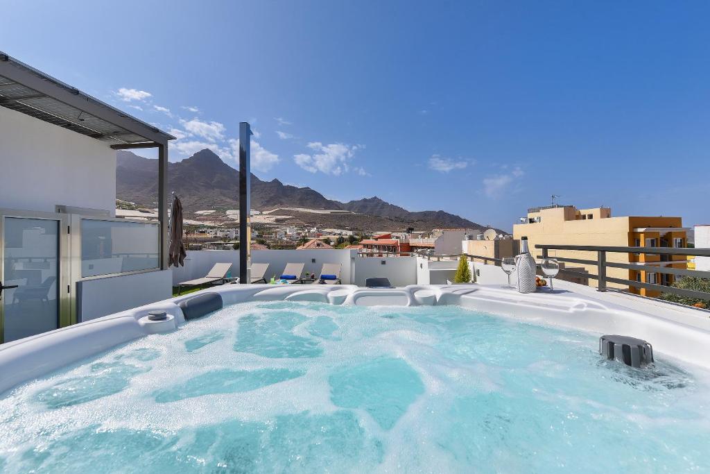 a hot tub on the roof of a house at Apartamento Starlight La Aldea I in San Nicolás
