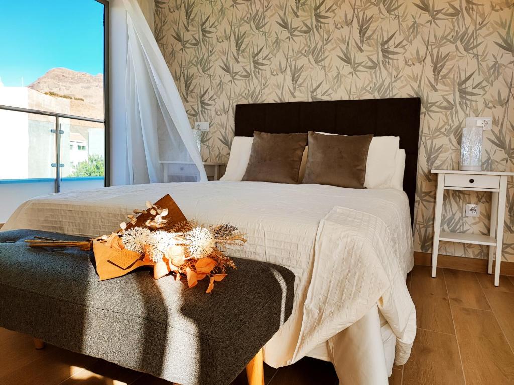 a bedroom with a bed with a white comforter at Apartamento Starlight La Aldea I in San Nicolás
