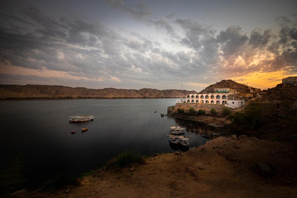 duży zbiornik wody z łodziami w nim w obiekcie Noprea Boutique Hotel w mieście Aswan