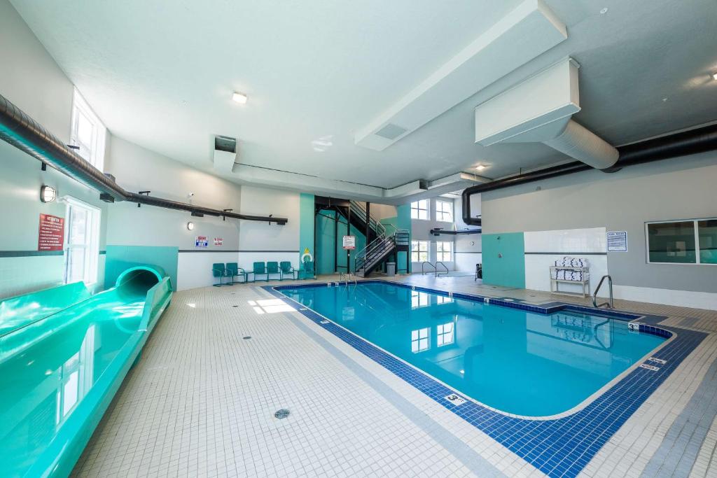 Bazén v ubytování Prestige Kamloops Hotel nebo v jeho okolí