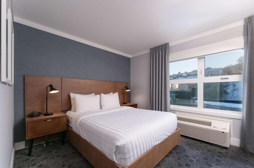 Postel nebo postele na pokoji v ubytování Prestige Kamloops Hotel