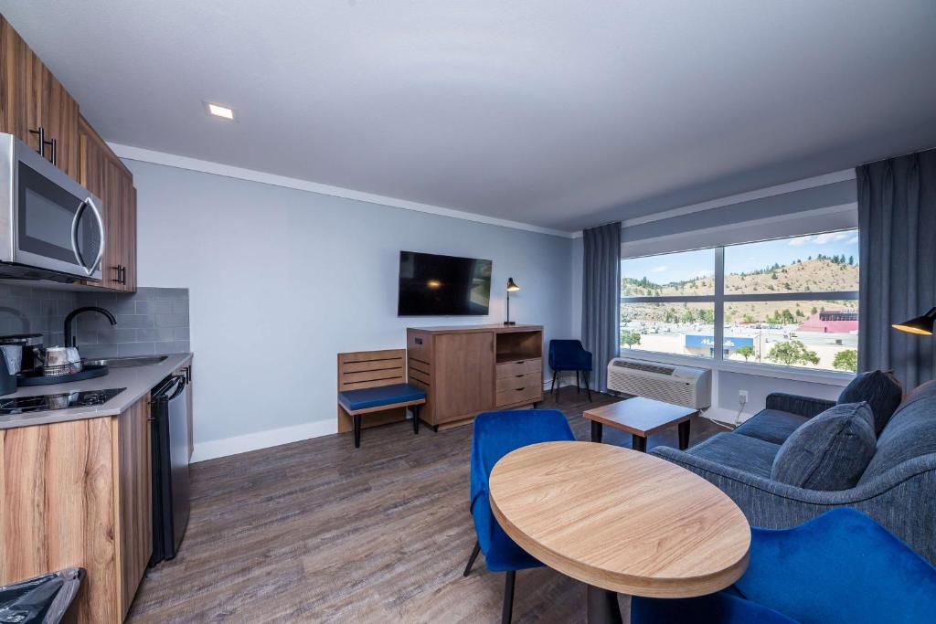 Kuchyň nebo kuchyňský kout v ubytování Prestige Kamloops Hotel