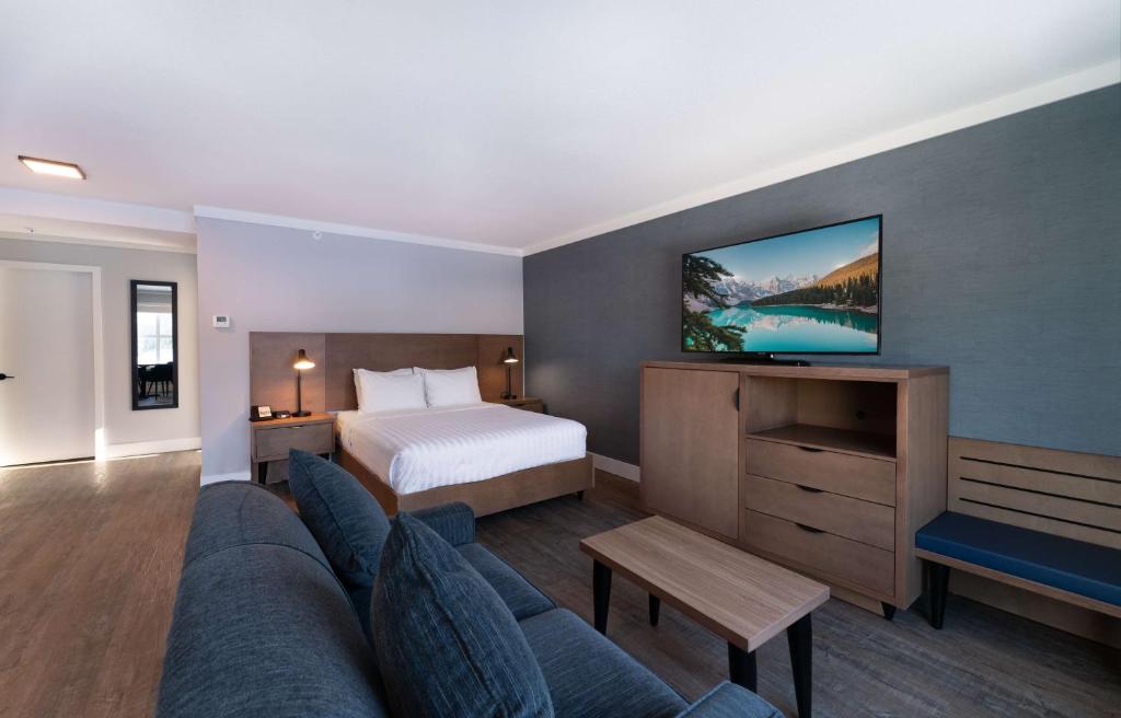 Postel nebo postele na pokoji v ubytování Prestige Kamloops Hotel