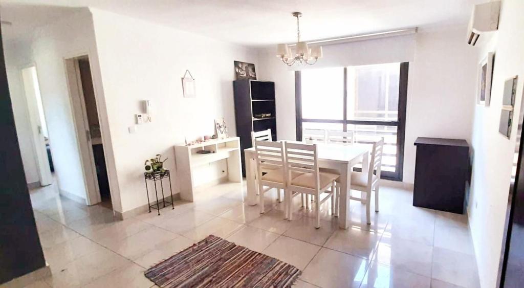 cocina con mesa y sillas en una habitación en Departamento céntrico Etoile 3 Confort totalmente equipado Piscina y asadores en Villa Carlos Paz