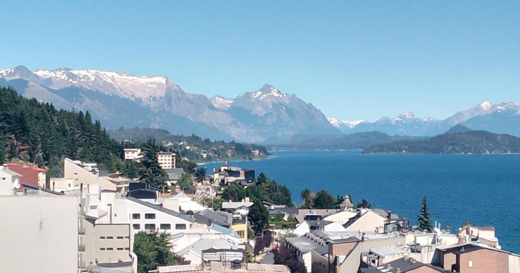 - Vistas a una ciudad con lago y montañas en Postal del Nahuel en San Carlos de Bariloche