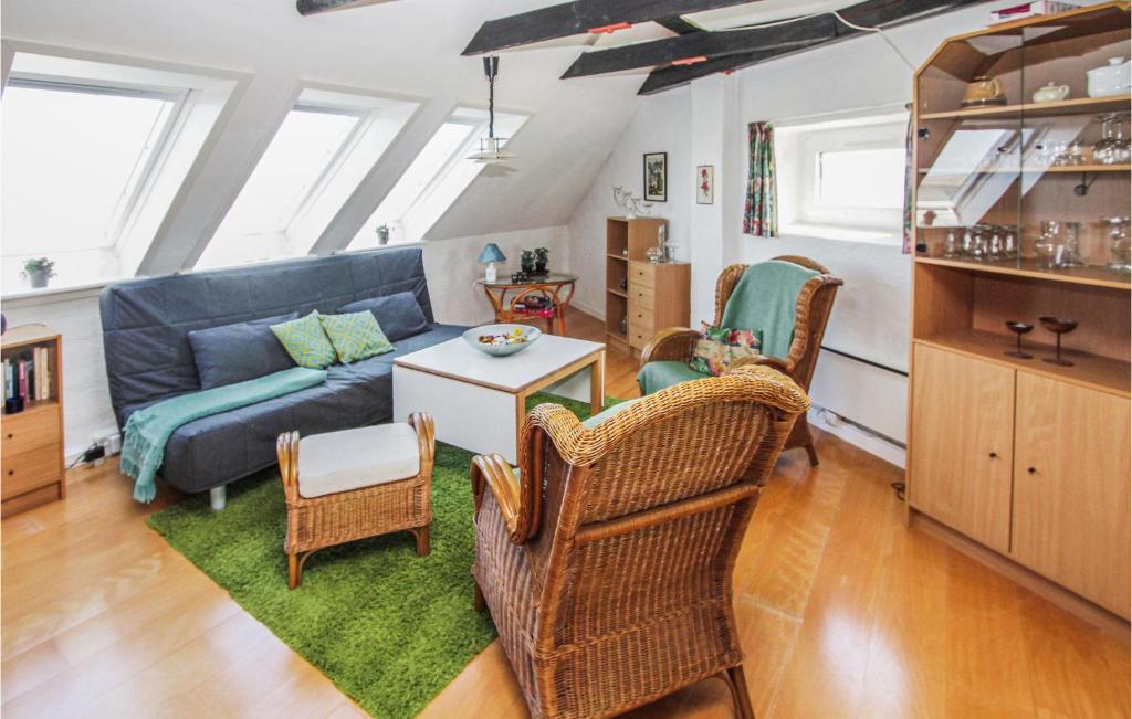 Posezení v ubytování 1 Bedroom Gorgeous Apartment In Samsø