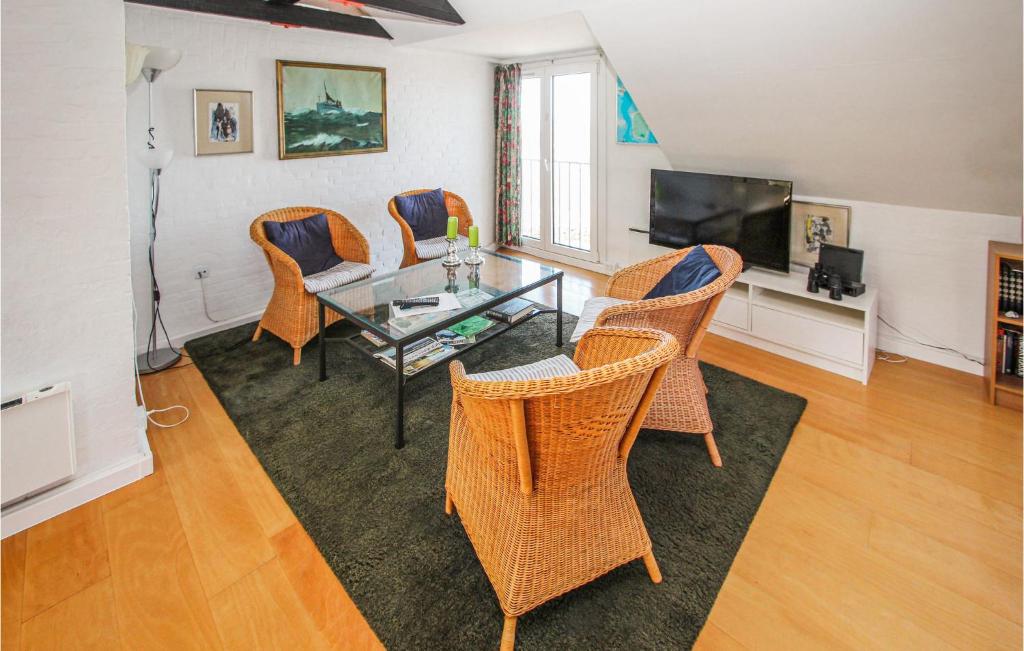 Posezení v ubytování 1 Bedroom Gorgeous Apartment In Samsø